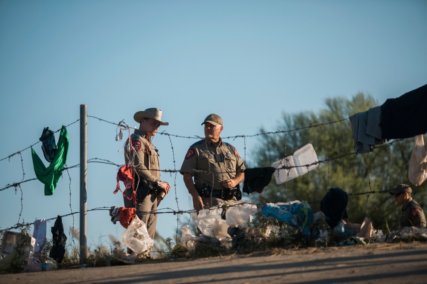 Migranti iz Haitija prelaze Rio Grande