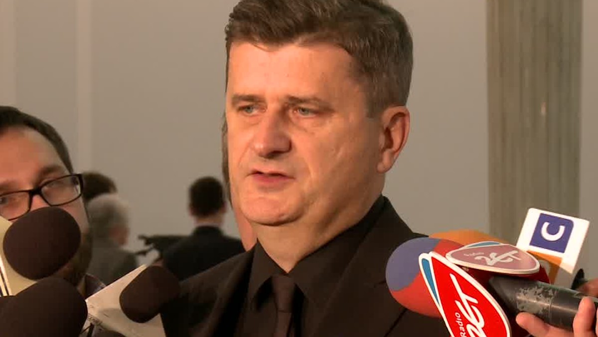 Janusz Palikot dzisiaj na antenie Radia ZET przypomniał o tym, że Antoni Macierewicz, kiedy dowiedział się o katastrofie samolotu prezydenckiego w Smoleńsku, wyjechał z Rosji, zamiast pojechać na miejsce katastrofy. - Facet, który zatruwa polskie życie oskarżeniami wobec prezydenta i premiera, w popłochu uciekał ze Smoleńska. Jaki portret psychologiczny się za tym kryje? Co trzeba mieć w sercu, żeby tak się bać, żeby uciekać, a nie zobaczyć zwłok najbliższych osób? – pytał.