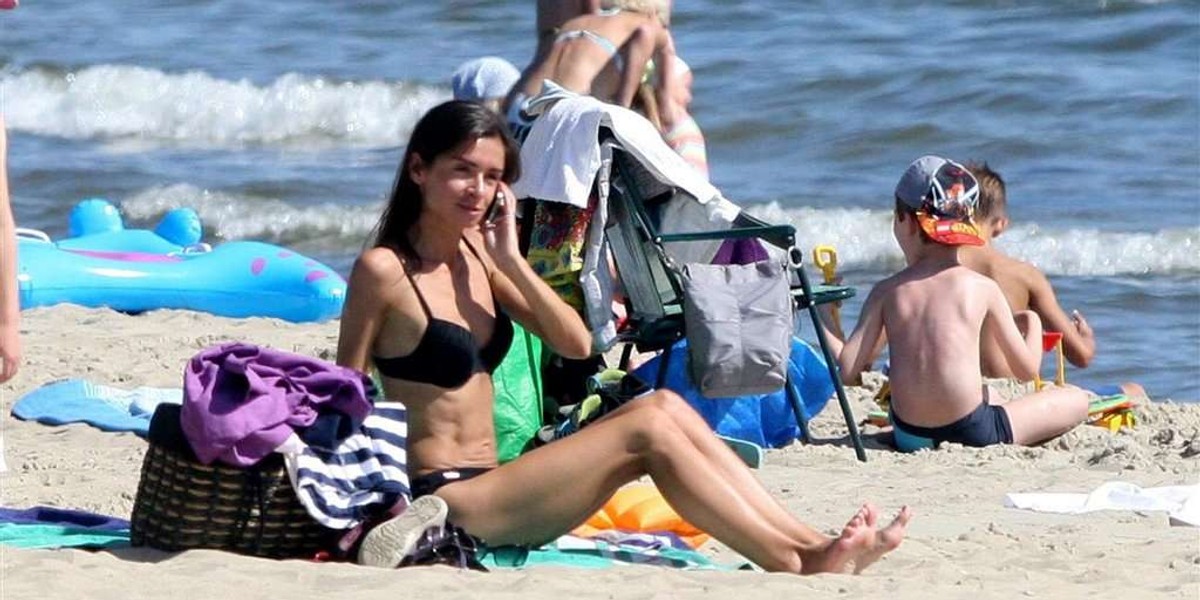 Kaczyńska w bikini smaży się na plaży. ZDJĘCIA 