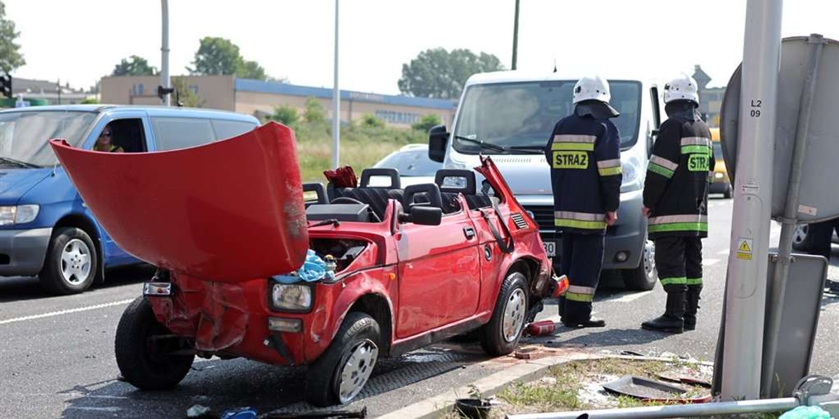 Wjechał maluchem pod tira