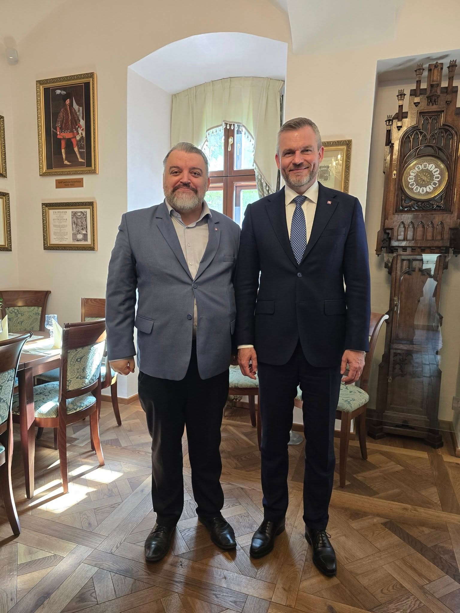 Bývalý poradca premiéra Eduard Chmelár a prezident Peter Pellegrini.