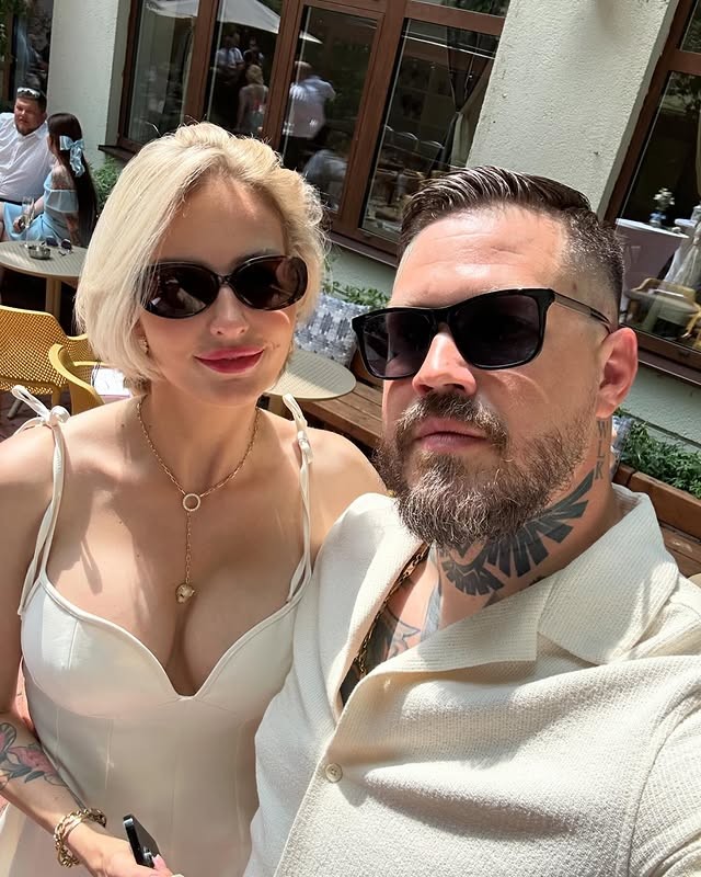 Slovenský raper Roman Grigely, známy pod umeleckým menom Momo s manželkou.