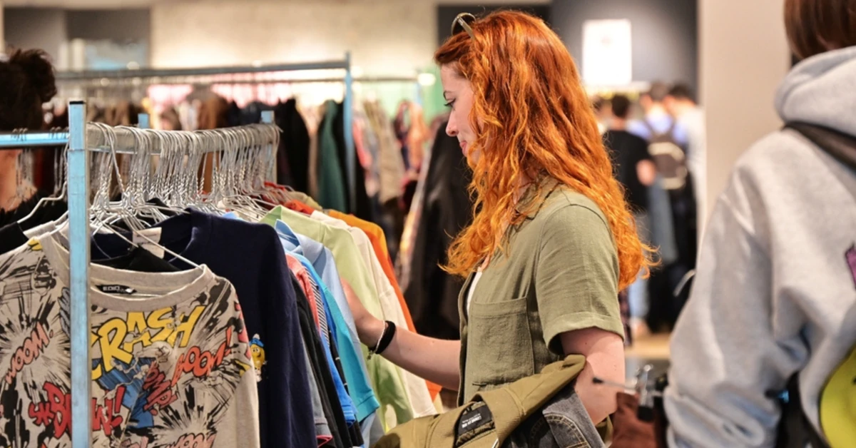 Dlaczego ubrania z second handu mają nieprzyjemny zapach? Czy są bezpieczne?