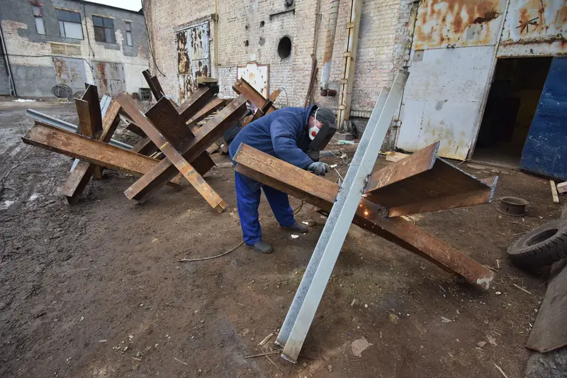 Wolontariusze spawają tory na &quot;jeże przeciwczołgowe&quot;