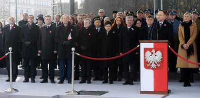 Macierewicz stanął bardzo daleko od Dudy. Znamy powód