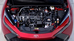 nowa toyota hitem: ma silnik 2.0 i spala 3,2 l na 100 km. cena?