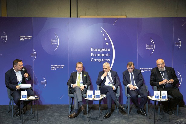 Moderator: Artur Ceyrowski, dziennikarz, uczestnicy: Adam Czyżewski, główny ekonomista PKN Orlen, Krzysztof Nowicki, wiceprezes zarządu Grupy LOTOS, Paweł Rymarz, partner w kancelarii Rymarz Zdort, prof. Witold Modzelewski, prezes Instytutu Studiów Podatkowych