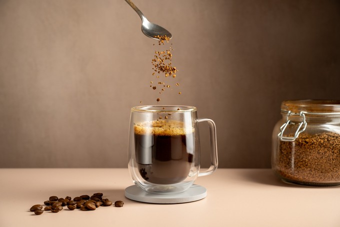 Kávé és vitaminok: miért számít az időzítés? Egyes vitaminoknál a koffein inkább ellenség, mint barát!