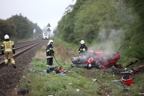 Wypadek na przejeździe kolejowym. Auto wjechało wprost pod pociąg