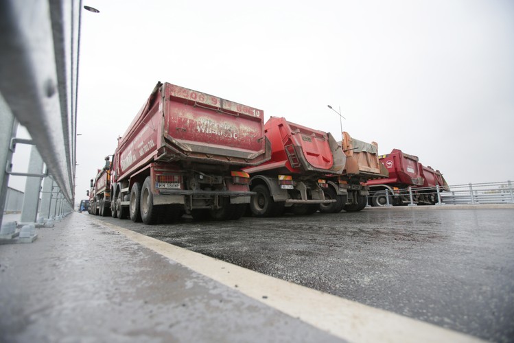 Ciężarówki na Moście Łazienkowskim w Warszawie, podczas prób obciążeniowych.<br><br>Fot. (mr) PAP/Leszek Szymański