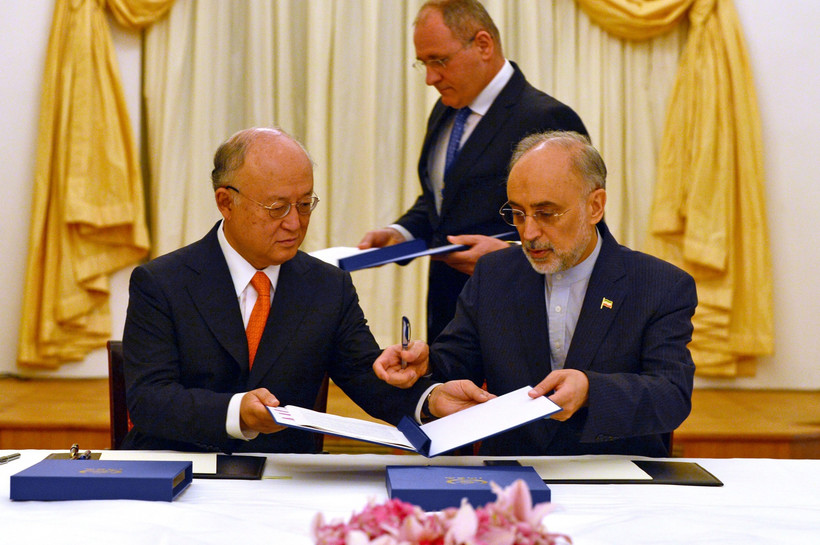 Szef MAEA Yukiya Amano oraz minister spraw zagranicznych Iranu Mohammad Javad Zarif podpisują porozumienie