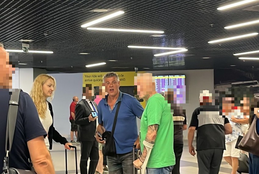 Savo Milošević na aerodoromu sa devojkom
