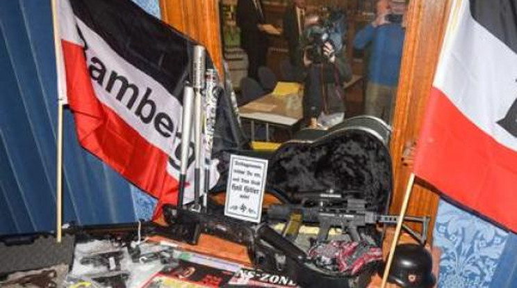 Brutális fegyverarzenált foglaltak le a neonáciknál