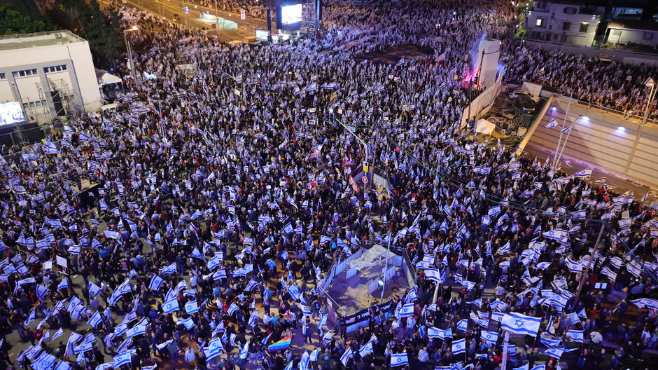 Protestujący podczas marszu przeciwko rządowym planom reformy wymiaru sprawiedliwości w Tel Awiwie. 25 marca 2023 r.
