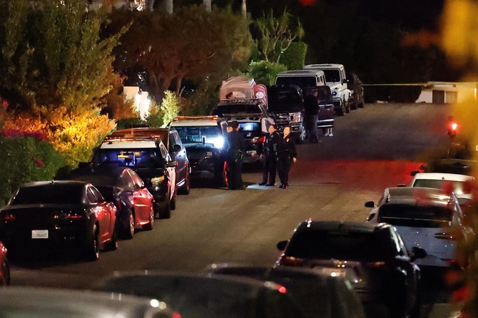 Policija ispred kuće Metjua Perija, u Los Anđelesu