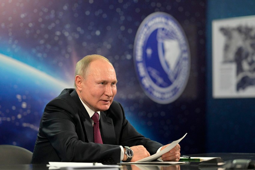 Putin postavio cveće na Gagarinov spomenik