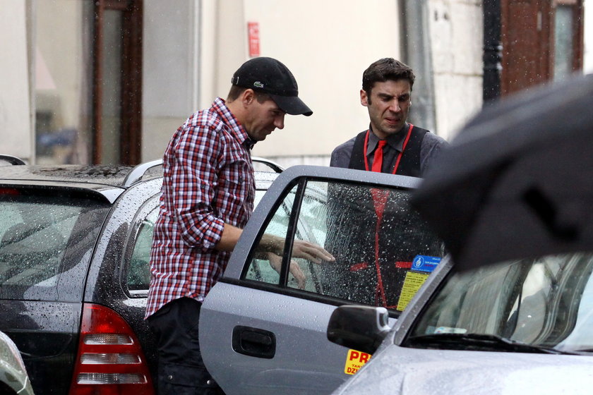 Steven Gerrard wsiada do taksówki