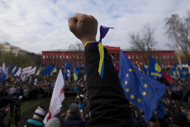 Wielka demonstracja na Ukrainie. Tłum skanduje "Rewolucja"