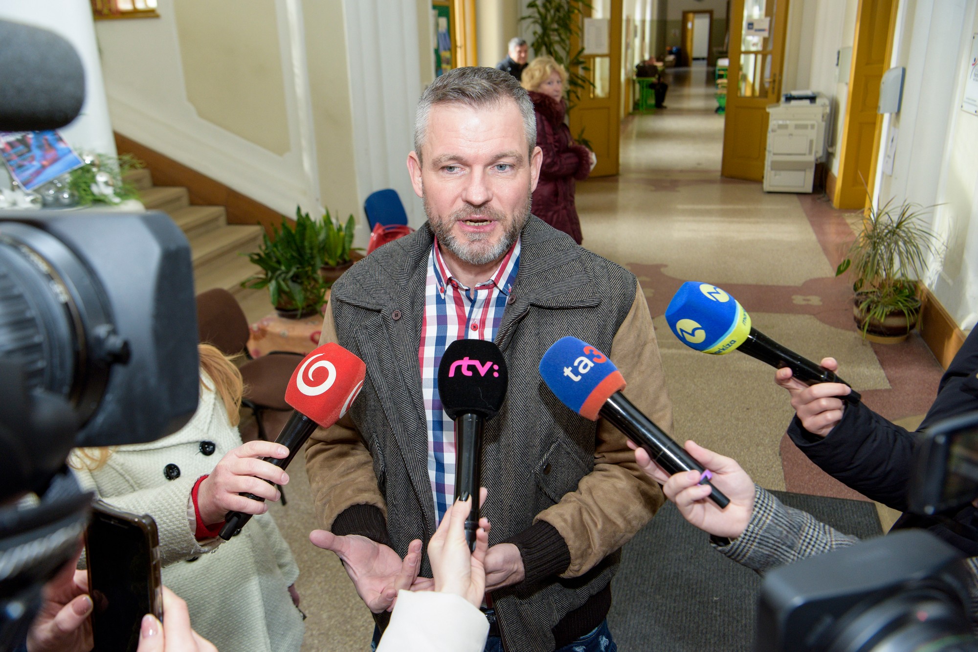Predseda strany HLAS - sociálna demokracia Peter Pellegrini hlasoval vo volebnom okrsku na Gymnáziu na Grösslingovej ulici. 