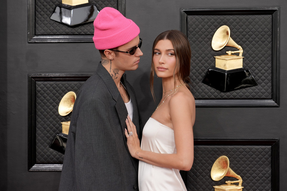 Justin i Hailey Bieber na ceremonii wręczenia nagród Grammy w 2022 r.