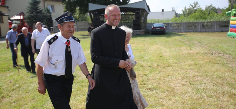 Ksiądz Lemański czeka w kurii na spotkanie z abp Hoserem