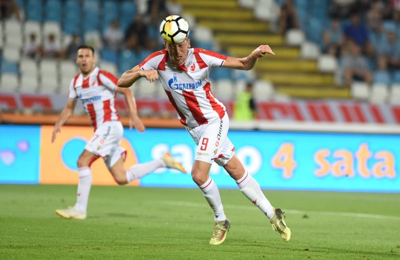 Pavkov pokušava da matira Stevanovića na meču Zvezda - Čukarički