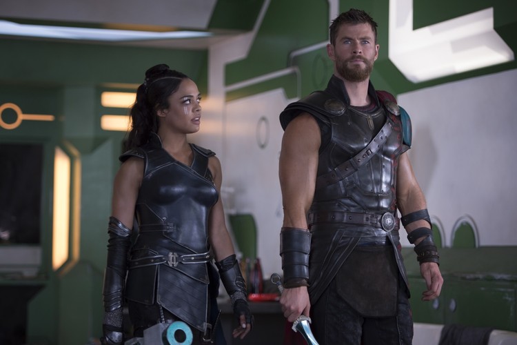 Tessa Thompson oraz Chris Hemsworth w filmie 'Thor: Ragnarok'. Polska premiera 25 października 2017 roku