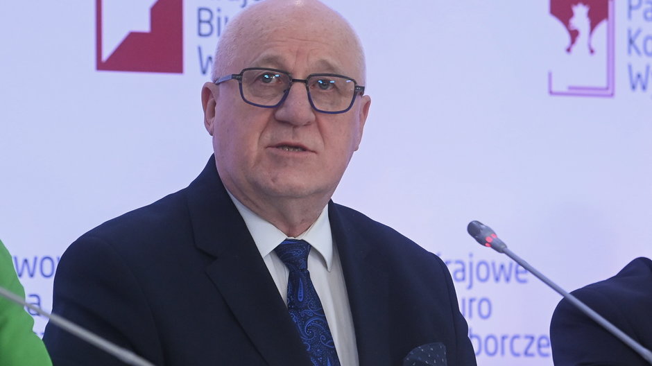 Przewodniczący Państwowej Komisji Wyborczej Sylwester Marciniak podczas konferencji prasowej Państwowej Komisji Wyborczej