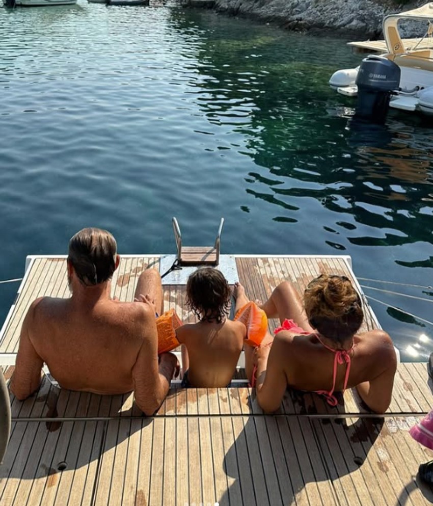 Frano Lasić sa porodicom na moru