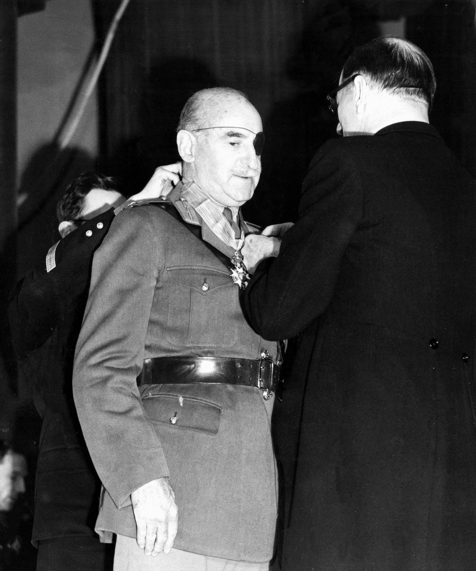 Ser Adrijan Karton de Vijart je za svoje zasluge u ratovima odlikovan Viktorijinim krstom, najvišim britanskim odlikovanjem za hrabrost