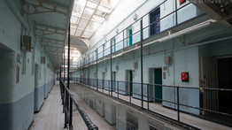 Ököllel ütötte a börtönőrt egy rab a szegedi fegyházban