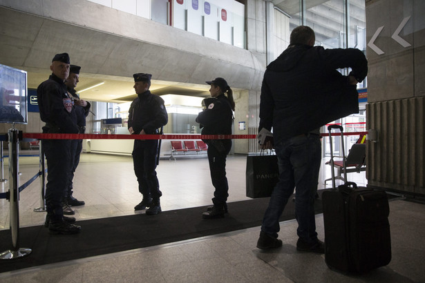 Policja na lotnisku w Brukseli po serii zamachów