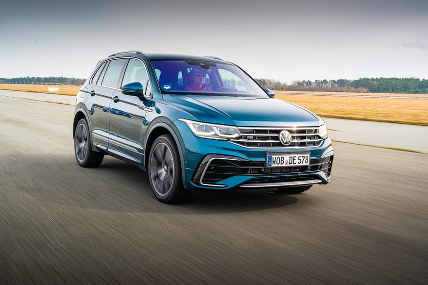 Volkswagen Tiguan II. Druga generacja, debiutująca w 2016 r., stała się bardziej lifestylowa, karoserię wyraźnie wygładzono. Dzielność terenowa zeszła na dalszy plan. 