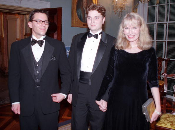 Mia Farrow z synami - Fletcherem i Lukasem
