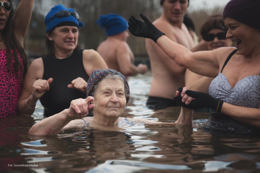 Pani Krysia uwielbia lodowate kąpiele