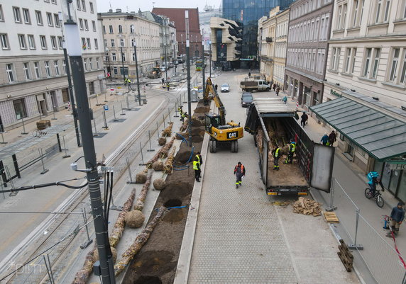 Na Al. Marcinkowskiego dotarł pierwszy transport nowych drzwi fot. PIM