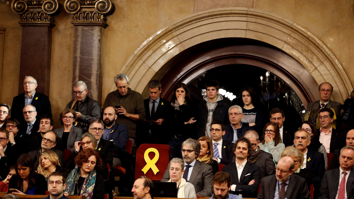 Nowy parlament Katalonii, wyłoniony w wyborach regionalnych z 21 grudnia 2017 roku, dzisiaj zebrał się na swojej pierwszej sesji. Ośmioro proniepodległościowych deputowanych jest nieobecnych, gdyż przebywają w areszcie lub za granicą.