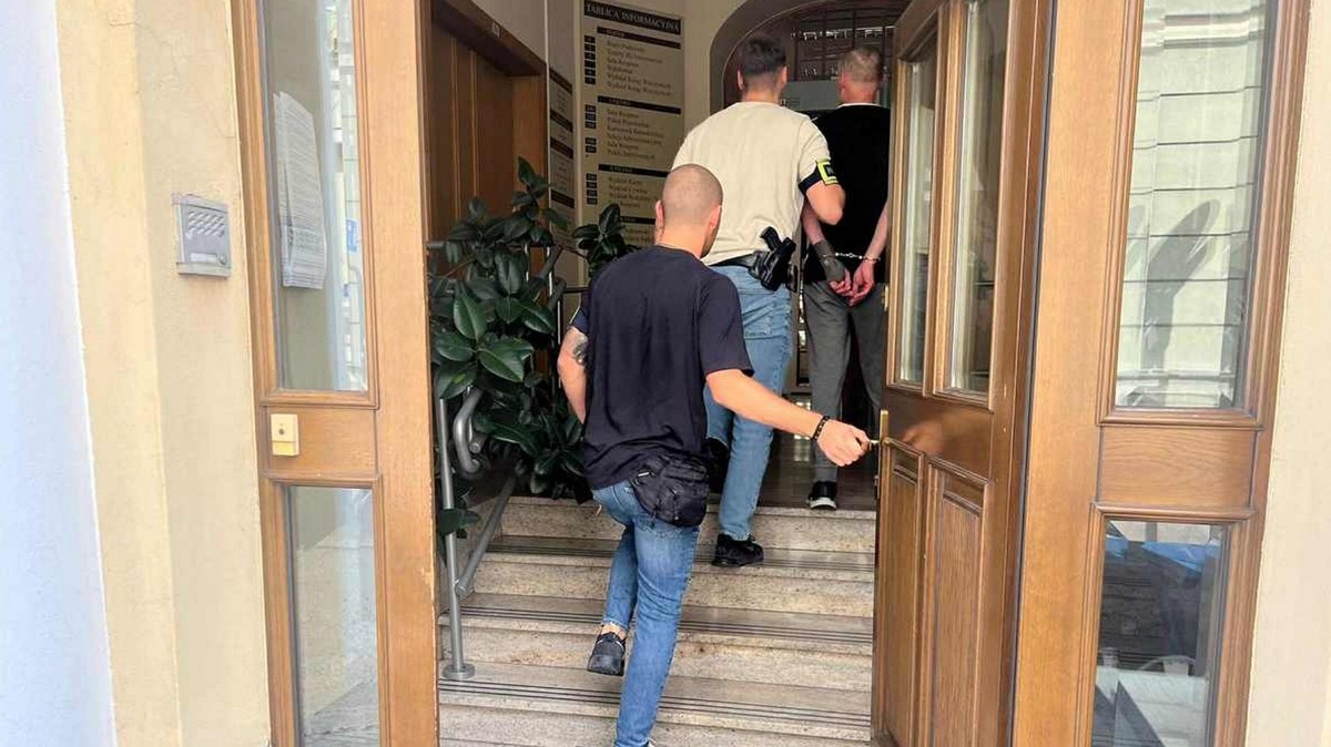 Groza w Rawiczu. Strzelał do osób wychodzących z pracy. Celem była kobieta