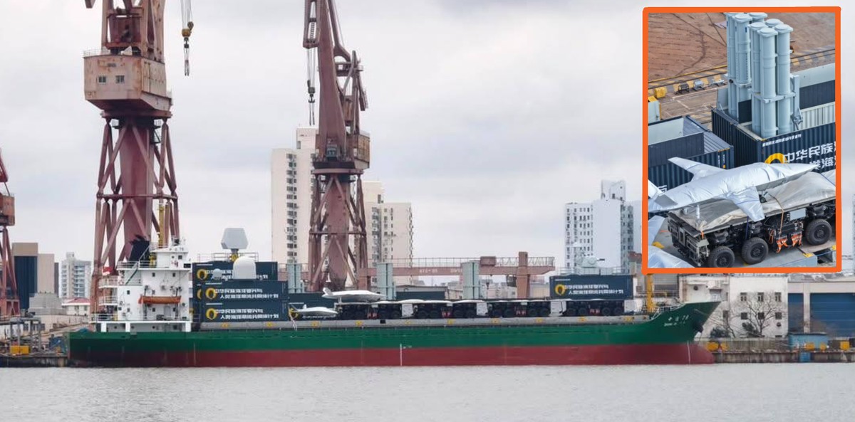 Chiński bojowy kontenerowiec.