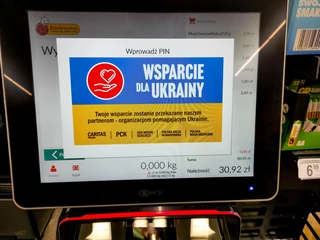 Blisko pięć milionów złotych wskazywał w sobotę po południu licznik kwoty wsparcia dla Ukrainy na stronie internetowej Biedronki. Tę pokaźną sumę klienci największej sieci handlowej w Polsce zebrali przy okazji zakupów