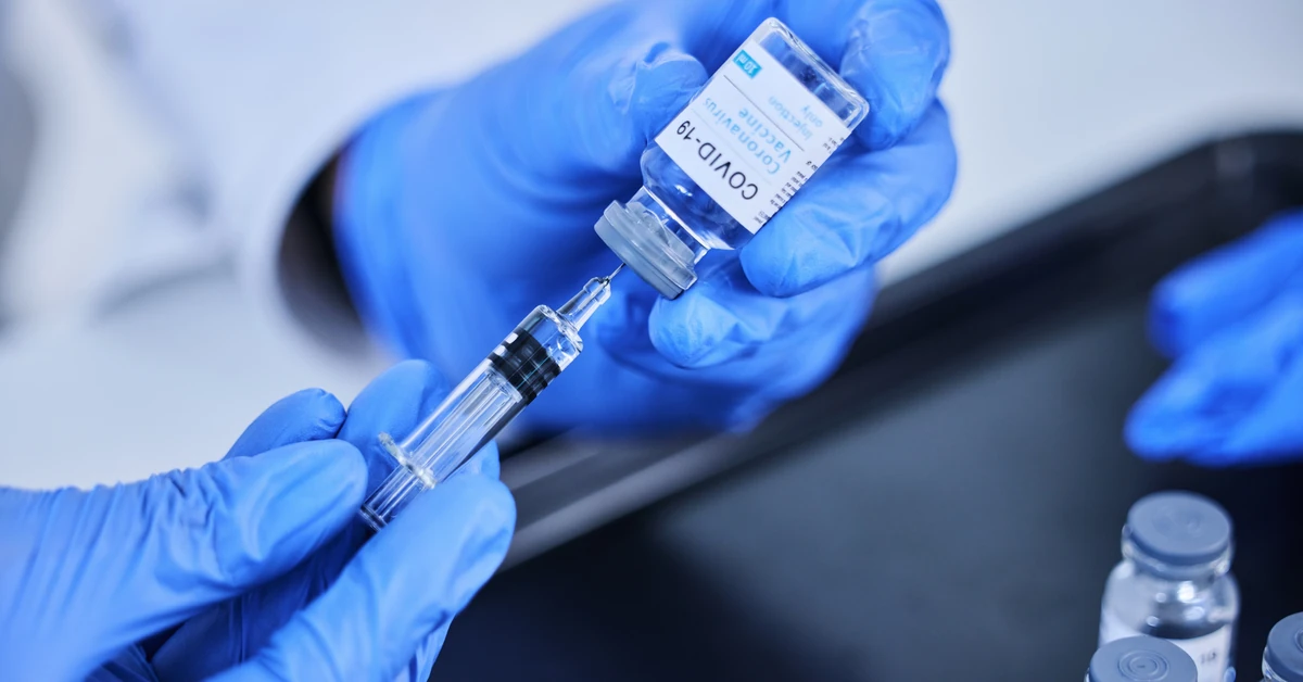 "Pandemia COVID-19 jeszcze się nie skończyła". Nagły wzrost zachorowań