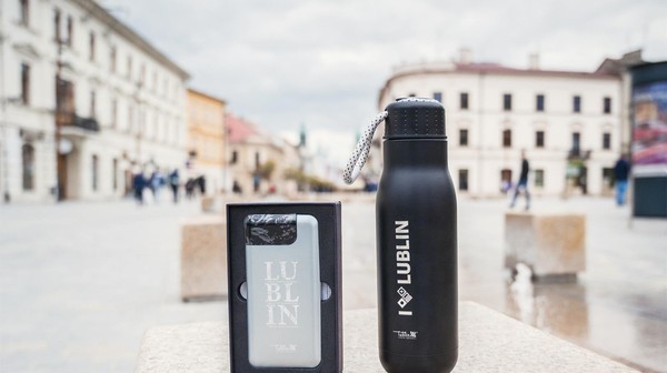 Atrakcyjne gadżety można otrzymać w miejskiej zabawie z nagrodami . Wystarczy skorzystać z oferty turystycznej określonych placówek. Akcja potrwa do końca października.