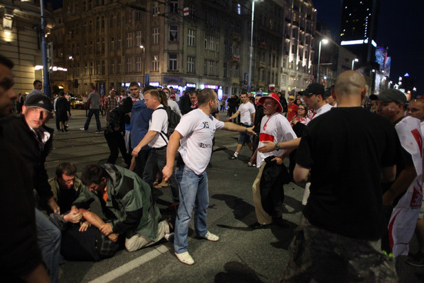 Starcia pseudokibiców przed Strefą Kibica w Warszawie