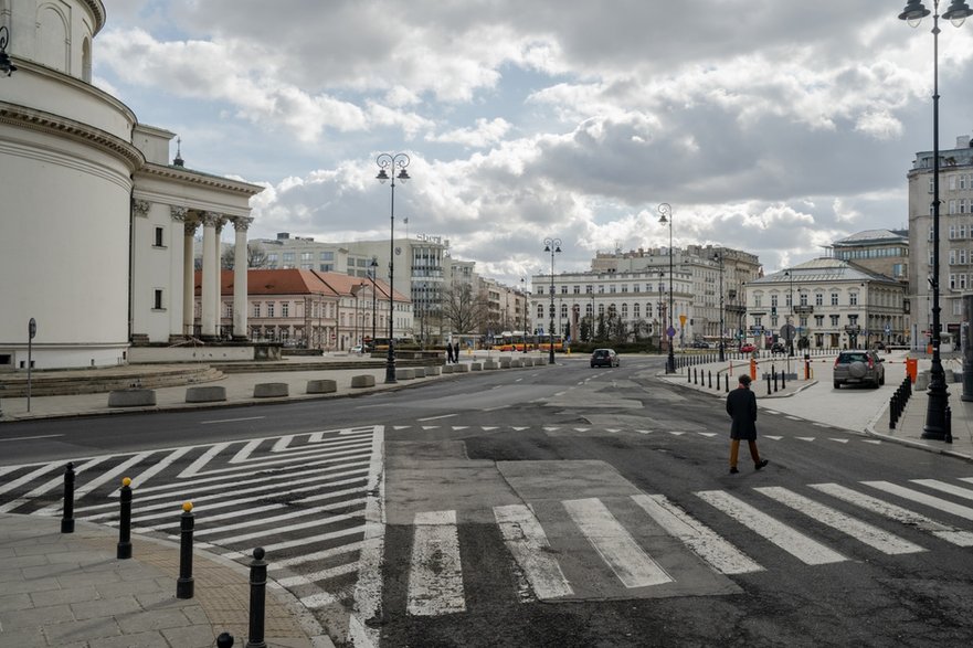 Obecna nawierzchnia pl. Trzech Krzyży jest zniszczona