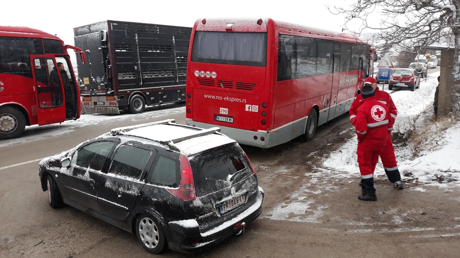  Autobusi koji voze meštane do kolektivnog prihvatilišta 