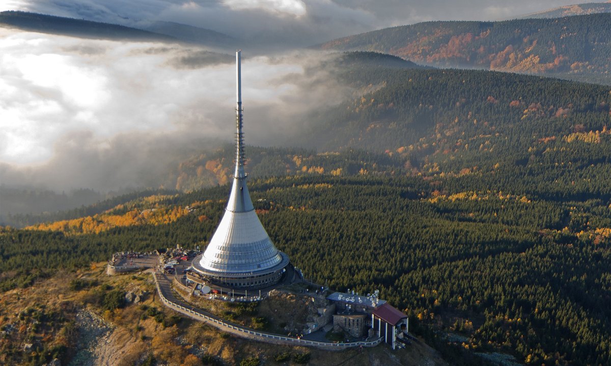W Sudetach stoi hotel niczym z bajki "Jetsonowie". Wyjątkowy zabytek