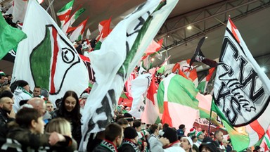 Afera e-mailowa. Zmiany w prawie grożą "wyśmiewaniem rządu PiS" na stadionach