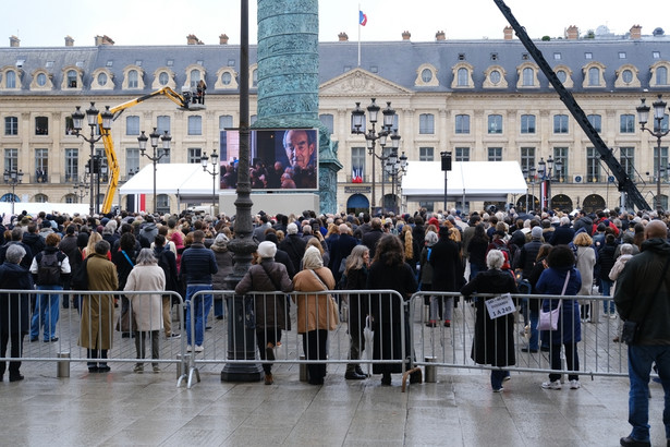 14.02.2024: Tłum na placu Vendome składa hołd Robertowi Badinterowi, byłemu ministrowi sprawiedliwości, który walczył o zniesienie kary śmierci