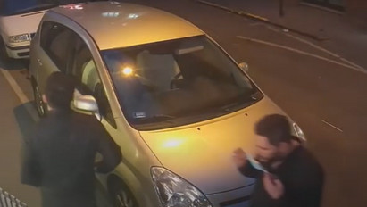 Bevágódtak a sofőr mellé a VI. kerületben, majd elemelték annak 2000 euróját – videó