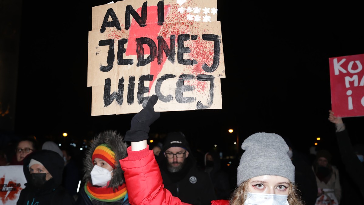 Warszawa, 01.12.2021. Uczestnicy protestu pod hasłem Nie chciej, Polsko, mojej krwi. Zakaz aborcji? To wy będziecie siedzieć. Ostrzeżenie poszło, 1 bm. przed Sejmem w Warszawie. (az/awol) PAP/Albert Zawada